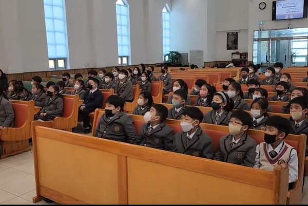 홍천-전인기독학교, 초등학생들이 찬양하는 모습_페북캡처