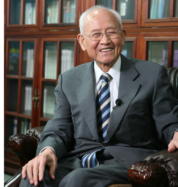 김준곤(金俊坤) 목사는 풀러신학교 유학시절 CCC 설립자 빌 브라이트 박사를 만나 한국에서도 대학생선교회를 시작하라고 지도 받고 귀국, 한국 CCC를 창설하고 서울대학교, 고려대학교, 이화여자대학교 등을 직접 다니며 전도에 나섰다. 김 목사는 대학 동아리형식으로 모여 선교와 봉사활동을 하는 한국대학생선교회를 1958년 11월 서울에서 창설해 오늘 날 330개 대학에 1만6천500명의 회원을 가진 단체로 길러냈다. 출처, https://ko.wikipedia.org/