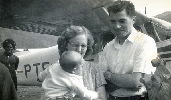 돈 리처드슨(Don Richardson) 선교사는 1952년 Vancouver Island Youth for Christ 집회에서 자신의 삶을 그리스도께 바쳤다. 나중에 그는 Prairie Bible Institute에서 선교사 훈련을 받았다. Don은 1962년에 13년 동안 네덜란드 뉴기니(현재 인도네시아 파푸아)로 떠났다. 출처, https://engage.lightmagazine.ca/