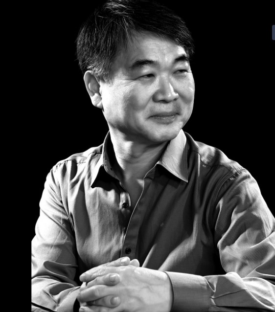 이일화_1963년 대한민국 출생으로 목사, 저술가, 세무사 등으로 활동하고 있다. 작가는 대한민국 정부의 국세청(National Tax Office) 공무원으로 일한 바 있으며, 신학과 경제, 사진 등 열다섯 권 가량의 저술이 있다. 