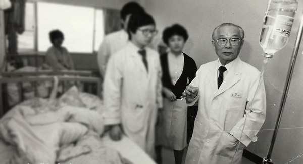 장기려(張起呂, 1909~1995) 박사는 평생 사회봉사와 의료사업 발전에 헌신했다. 감동적인 그의 인술활동이 전세계로 알려져 1979년에는 필리핀 정부가 주는 막사이사이 사회봉사상을 수상했다. 월남한 뒤 1950년 6·25전쟁 중 발생한 전상자와 극빈환자에 대한 무료치료를 시작으로 인술을 통한 인간애를 실천해왔다. 출처, 다음백과 [https://100.daum.net/]