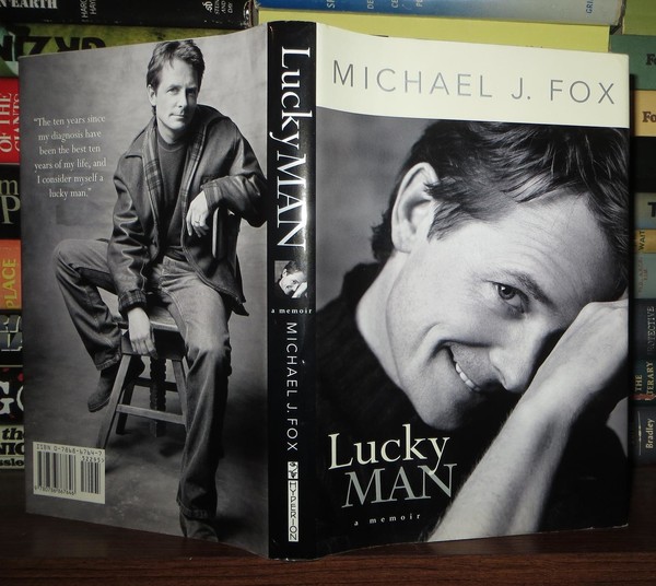 마이클 폭스(Michael J. Fox)의 럭키맨(LUCKY MAN) 2003년 출간이 책은 영화 '백 투 더 퓨쳐(Back to the Future)'로 세계적인 스타가 된 마이클 J. 폭스가 치매와 함께 치명적인 노인성 질환인 파킨슨병과 함께 한 지난 10년간의 기록이다. 그는 이 책을 통해 파킨슨병을 앓고 있는 환자들이 노력해야 할 것이 무엇이고 그들을 돌보는 이들이 무엇을 해주어야 하는지를 이야기한다. 출처, [인터넷 교보문고 https://www.kyobobook.co.kr/]