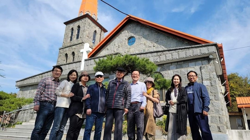 2021년10월25일 침산제일교회 출신 목회자들이 진주 반성교회(1909년 설립, 박경일 목사 시무) 탐방을 기념하며. 왼쪽부터 박경일 목사, 정규채목사, 김정권장로, 정준모목사, 김명규목사