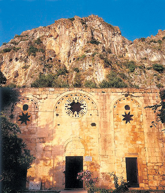 안디옥교회는 시라아에 위치해 있는 교회로서 이곳에서부터 ‘그리스도인’이라는 말이 나왔다. 안디옥교회는 성령의 음성을 듣고 바나바와 사울을 선교사로 안수하여 파송한 교회로서 기독교 역사에서 최초로 공식적으로 선교사를 파송한 교회이다. 그래서 안디옥교회는 여러 면에서 모델이 되는 교회이다. 목회자들이 만들고 싶어 하는 교회의 모습을 가지고 있는 교회가 안디옥 교회이다. 출처, 필자 주. [안디옥 베드로동굴교회 http://www.imr.co.kr/]