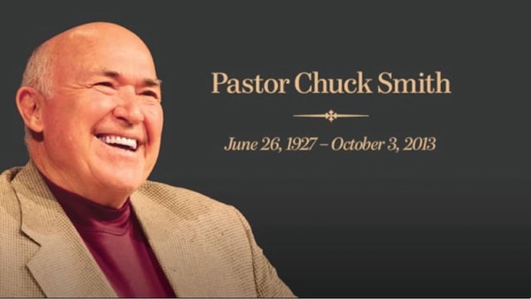 척 스미스(Chuck Smith, 1927~2013) 목사는 정치, 경제, 문화 혼란기에 25명의 성도들과 함께 갈보리채플을 개척하고, 알코올, 마약, SEX 신비종교 등 사탄 문화권에 빠진 젊은이들에게 오직 신구약 전체를 성경강해로 가르쳐 변화된 젊은이들이 미국 전역에 나아가 1200여개의 교회를 개척하여, 미국 최대교회 중 12개를 석권하였으며, 3000여명의 제자들이 전세계에 나아가 복음을 전하고 있다. 출처, 위키피디아 [https://en.wikipedia.org/]