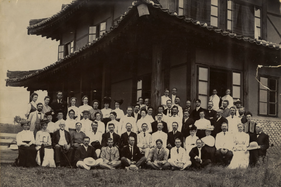 1907년 북장로교회 선교사 연례회의(맨 앞줄 왼쪽에서 네번째가 방위량 선교사)