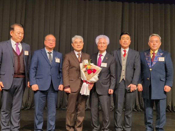 제34회 교시협 신구임원왼쪽에서 세 번째부터 신임 회장 송준영 목사, 이임 회장 김재박 목사. 맨 왼쪽은 대내총무 노성수 목사, 맨 오른쪽은 사무총장 황영복 목사