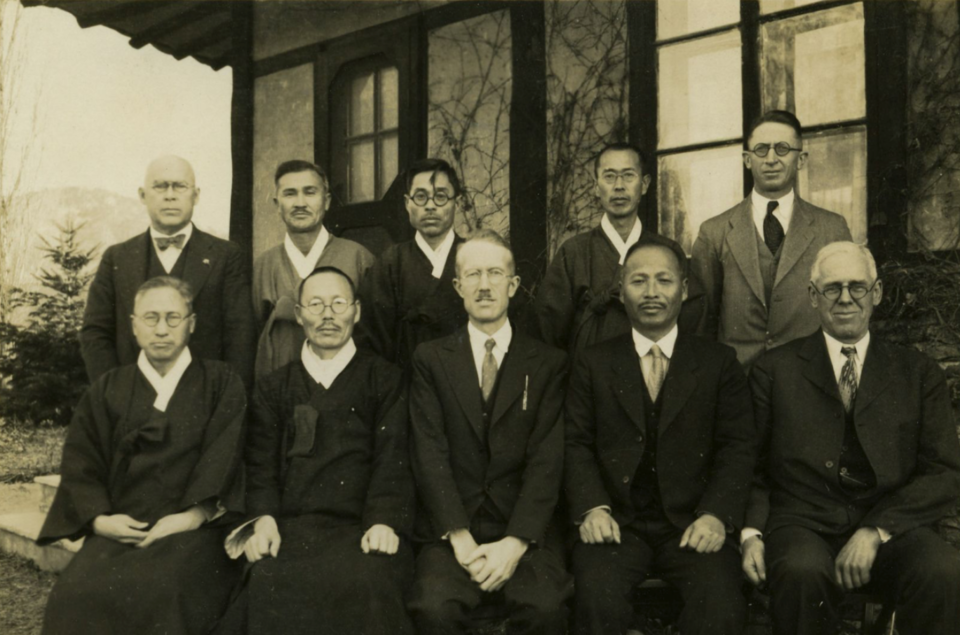 1937년 재령 남자성경학교 교사들(첫째 줄 우측 한위렴 선교사) / 이미지출처 : 평양대부흥 홈페이지