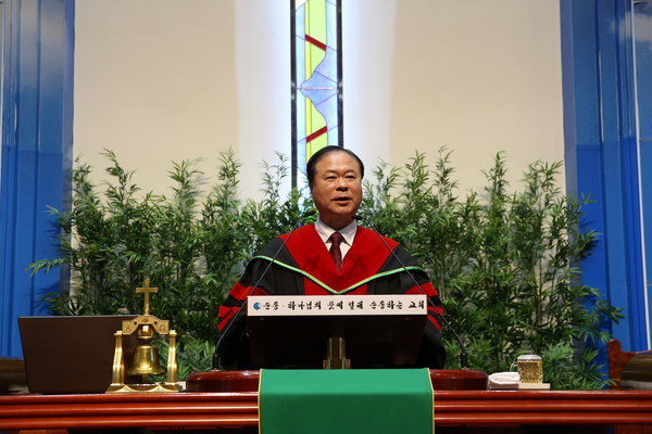호성신학교 이사장 서종표 목사(군산중동교회)가 '너희는 가라'는 제목으로 말씀을 선포하고 있다.