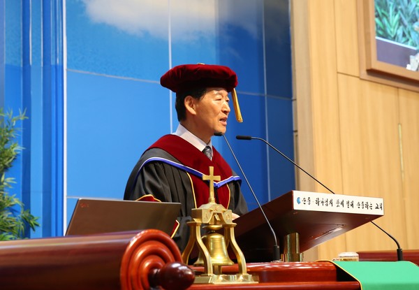 호성신학교 교장 김복철 목사(새전주교회)가 말씀의 능력으로 성령의 사역을 하라고 훈화하고 있다.