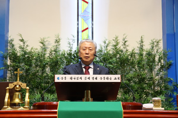 기독교대한성결교회 제116년차 총회장 김주헌목사(북교동교회)가 '위드 예수, 다시 성결복음으로' 축하와 축복의 메세지를 전하고 있다.