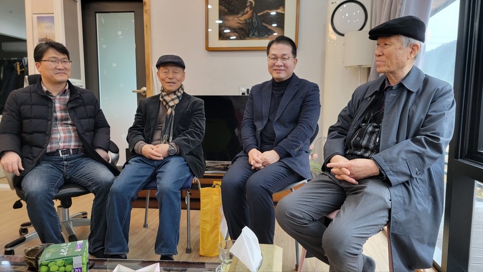 침산제일교회 사역자들, 박경일, 갈현승, 정규재 목사 및, 김정권장로, , 정준모목사는 승동교회 사역당시 선배 목사였던  정규채 목사(오른쪽 2번째) 를 김정권장로(오른쪽 첫번째)께 소개, 침산제일교회 부임, 그 당시 동역 목사였던 박경일(왼쪽 첫번째), 이번에 진주지역에 부임한 갈현승목사(왼쪽 두번째),