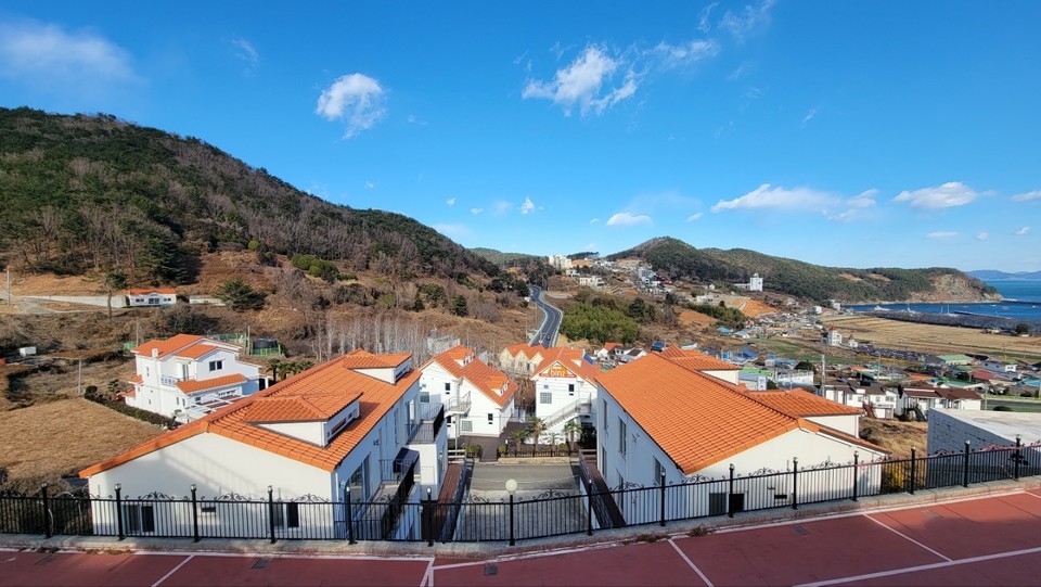 엘림 마리나 앤 리조트는 남해 독일 마을에서 차로 5분 거리에 있다