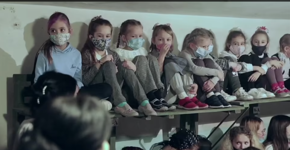 우크라이나 도네츠크 지역의 어린이들. 러시아의 공격 사이렌이 울리자 방공호에 피신한 모습 (출처: mail online news)