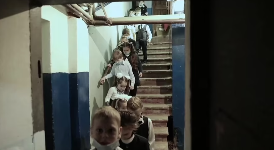 우크라이나 도네츠크 지역의 어린이들. 러시아의 공격 사이렌이 울리자 방공호에 피신하는 모습 (출처: mail online news)