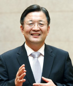 정준모 목사 《선교학박사(D.Miss)와 철학박사(Ph. D)》현, 콜로라도 말씀제일교회(Bible First Church) 담임, 국제개혁신학대학교 박사원 교수, 국제 성경통독아카데미 및 뉴라이프 포커스 미션 대표, 본헤럴드 목회 전문위원, 콜로라도 타임즈 칼럼니스트, 뉴스파워 미주 총괄 본부장, 전 대구성명교회 22년 담임목회 및 4200평 비전센터 건축 입당, 전 대한예수교 장로회 총회장, CTS 기독교 텔레비전 공동대표이사, GMS(세계선교이사회)총재,GSM(미국 선한목자선교회)전 국제부대표 및 현 고문, 전 교회갱신협의회 대구 경북 대표, 한국 만나(CELL)목회연구원 대표, 총신대학교 개방, 교육 재단이사, 백석대학교, 대신대학교 교수 역임, 대표 저서, ≪칼빈의 교리교육론》,《개혁신학과 WCC 에큐메니즘》, 《장로교 정체성》,《기독교 교육과 교사 영성》 《생명의 해가 길리라》,《21세기 제자는 삶으로 아멘을 말하라》 등 30여 졸저가 있습니다. 자비량 집회 안내:농어촌, 미자립, 선교지 “상처입은 영혼 -치유 회복 부흥집회”를 인도합니다(기사 제보 및 집회 문의 연락처 jmjc815@hanmail.net, 719.248.4647)