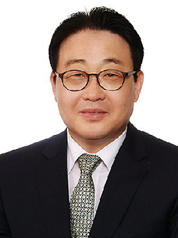 김영수 목사│명지대학교 화학공학과 졸업, 침례신학대학교 신학대학원 졸업(M.Div), 호서대학교 일반대학원 목회상담학 수료, 호서대학교 연합신학대학원 목회신학 졸업 (Th.D), 나사렛대학교 음악목회학과 외래교수, 프레이즈 예술신학교 음악치료과 주임교수, 평택대학교 평생교육원 음악치료 외래교수, 아세아연합신학대학교 일반대학원, 상담대학원 외래교수로 그의 저서로는 [심방성구찬송집 (침신대 출판부)], [세메이온 기적강해 3권(갈릴리출판사)], [하늘나라 찬양강해 2권 (갈릴리 출판사)], [아가쏘스 늘찬양강해 전집 10권(기쁜날 출판사)], [성경말씀에 따른 관련 찬송 (기쁜날 출판사)], [찬양과 예배의 실제(기쁜날 출판사)], [야곱의 12아들과 그 지파(기쁜날 출판사)], [21세기 찬송가 해설강해 6권(기쁜날 출판사)], [52주 찬양예배핸드북(기쁜날 출판사)], [52주 찬송가큐티 (도서출판 누가)], [21세기 새찬송가 해설집(기쁜날 출판사)], [여성인물강해(기쁜날 출판사)], [목회종합자료백과 21세기 찬송가큐티3권(기쁜날출판사)], [월간교회성장 설교뱅크에 찬송설교 2년 6개월 정기 연재], [찬송가 강해 630편 완성]가 있다