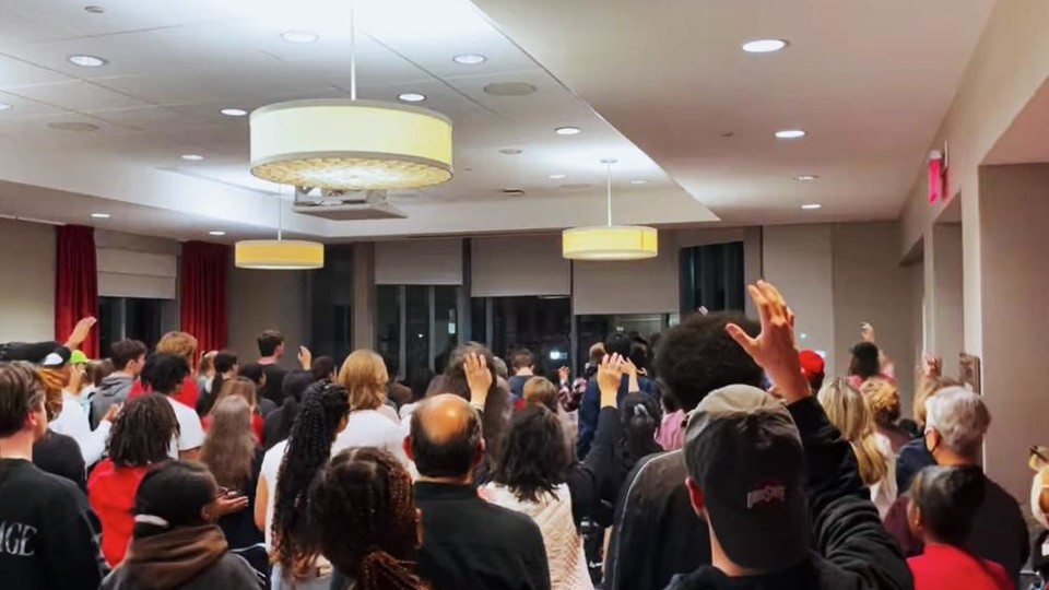 오하이오 주립대학교 학생들이 모여 예배와 기도를 드렸다. (스크린샷 출처: Beth Sanders/Facebook)