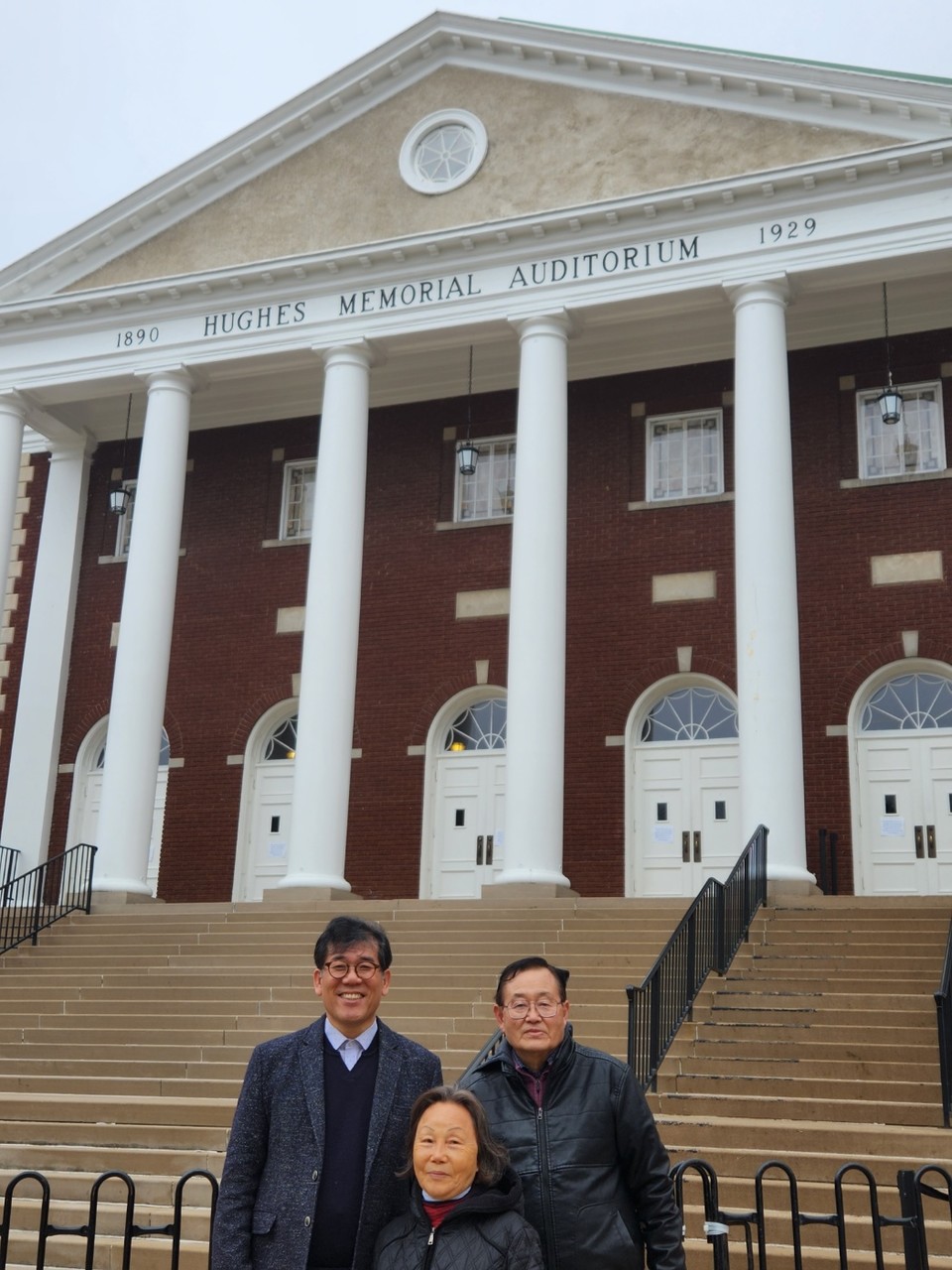 Asbury University Huges Auditorium 앞에서, 왼쪽 강태광 목사, 오른쪽 청교도신앙회복운동 자마(JAMA) 대표 강순영 목사님과 사모님