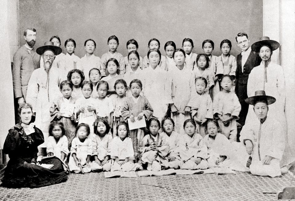 맨 뒷 줄 왼쪽이 배위량 선교사, 맨 앞 줄 왼쪽이 부인 안애리 선교사, 1895년 초 한문서당의 학동과 선생