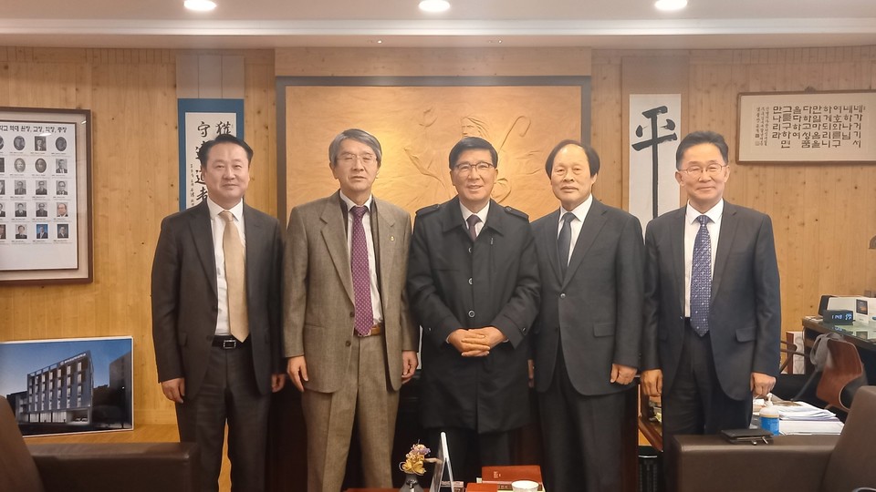 행사 전 환영 간담회 /왼쪽부터 배홍성목사(웨슬리언군선교사협의회대표회장), 이후정박사(감신대총장), 양기성박사(웨협대표회장), 나세웅목사(전대표회장,,전예성총회장), 허성영목사(행정총무,한길교회)