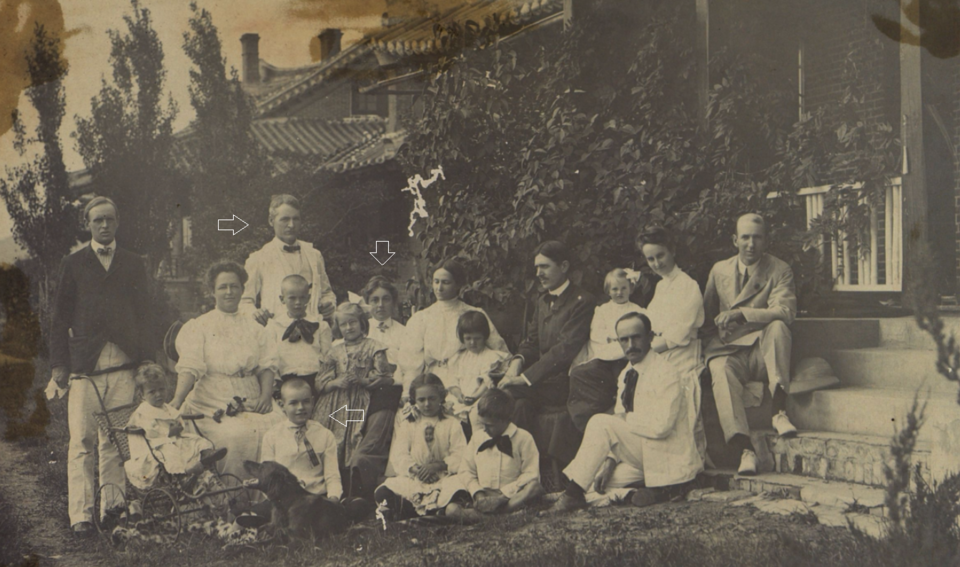 1907년 북장로교 대구 선교부 소속 선교사 사진 / 가운데 맨 위가 안의와 선교사 오른쪽이 아내인 넬리 선교사, 앞줄 강아지 앞이 안두화 선교사(12살 때)