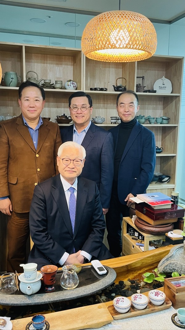 정성진목사, 최원영목사(본지 발행인. 좌), 박호근목사(하프타임, 중간), 정기섭선교사(복음광고, 우)