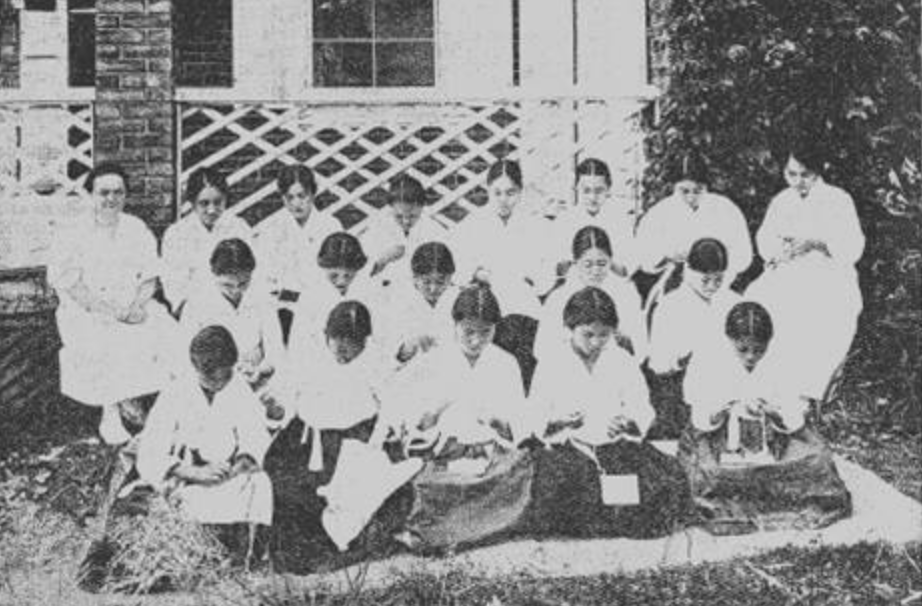 1926년 의신여학교 손뜨개질 수업 장면. 좌측 상단이 에이미 스키너 선교사