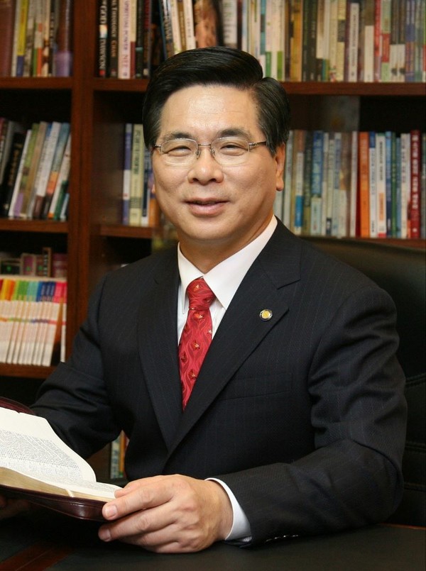 이영훈목사,  여의도순복음교회우임목사, 기독교대한하나님의성회 대표총회장, 한국교회총연합회 대표회장, 웨슬리언지도자협회 11대 대표회장, 연세대학교 신학과졸업, 미국 템플대학교대학원졸업 종교철학박사