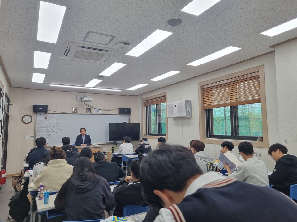 두레자연고등학교 학생들에게 특강을 맡은 안양호스피스선교회 김승주 목사