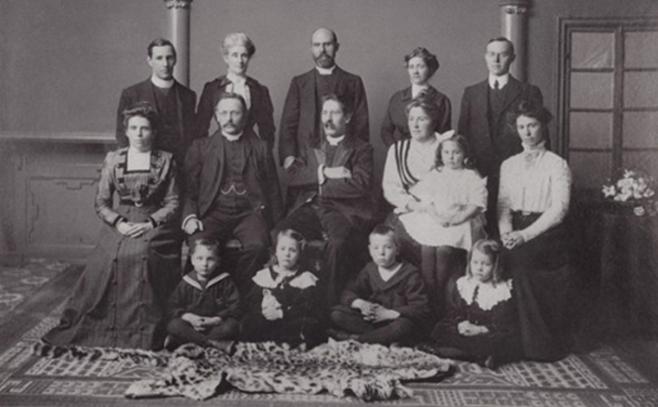 왼쪽 상단 첫 번째가 데비드 머리 라이얼(라대벽) 선교사, 둘째줄 세 번째와 네 번째가 아담슨 부부. 이들은 경남지역에 20곳의 교회를 설립했으며, 통영에서도 호주 장로교 통영선교부를 설립하고 경남 최초의 사립학교 마산 창신학교 설립자이기도 하다