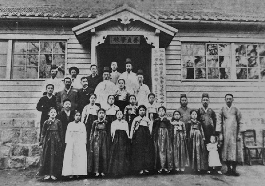 일신여학교 제1회 졸업사진 속 호주 선교사들과 여학생들 , 일신여학교는 부산 지역 3.1운동의 거점