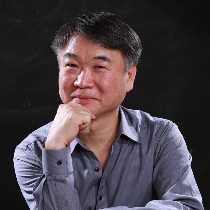 이일화_1963년 대한민국 출생으로 목사, 저술가, 세무사 등으로 활동하고 있다. 작가는 대한민국 정부의 국세청(National Tax Office) 공무원으로 일한 바 있으며, 신학과 경제, 사진 등 열다섯 권 가량의 저술이 있다.