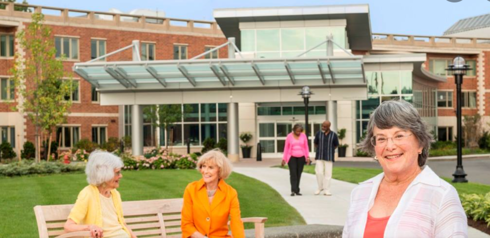 미주 쪽에서는 노인들의 공동체 형성에 좋은 시니어 아파트 광고를 종종 볼 수 있다.