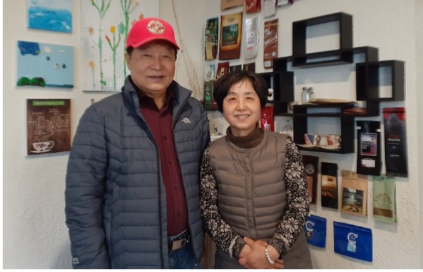 한명철 목사는 미국 캘리포니아주 은혜와 평강교회  원로목사이며 42권의 저술과 글쓰기를 통해 복음 사역에 힘쓰는 목회자다.