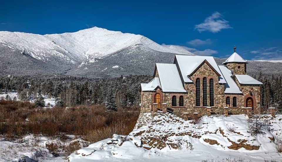 주일 아침 교회당에서 바라본 로키산맥