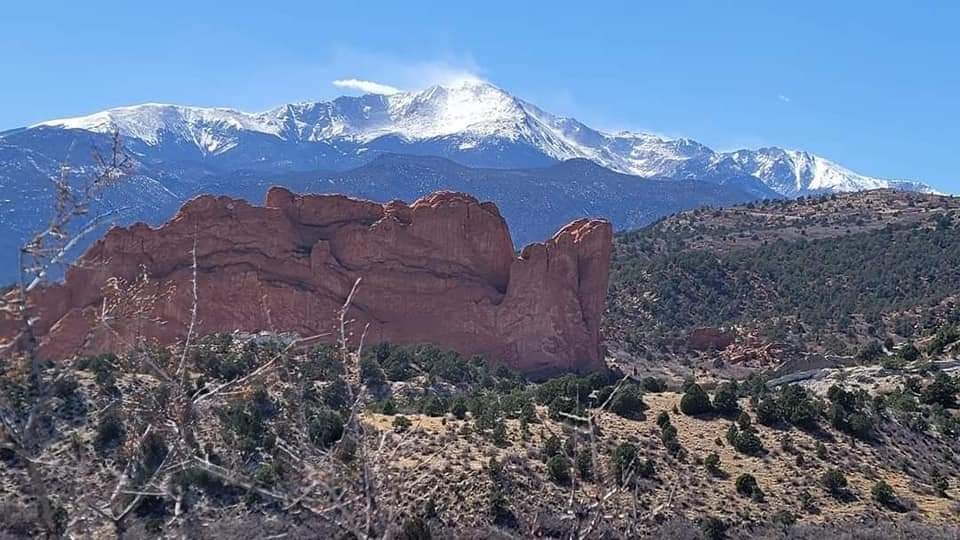 주일 아침 예배당에서 바라 본 로키산맥, 봄이지만 흰 눈이 덮여 더욱 아름답다