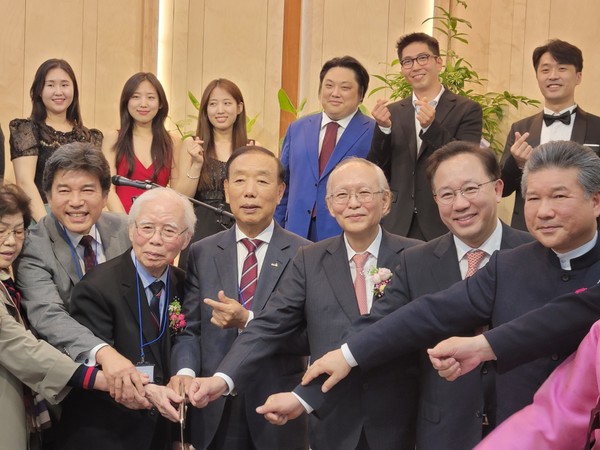 케잌커팅, 왼쪽 앞줄_윤석진목사, 윤종균목사, 송태섭목사, 원동현박사, 최원영목사, 윤석헌회장.뒷줄_윤석진목사 성악 제자들