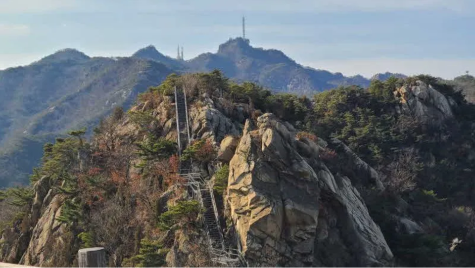 〆전망대에서 바라본 사당능선과 연주대 (사진 조성연)