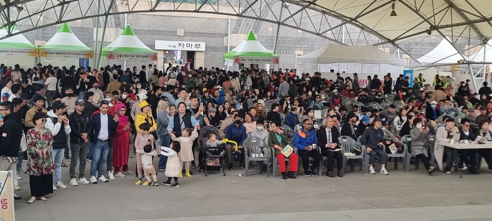 약 1000여 명의 내외국인이 성대한 잔치를 벌였다