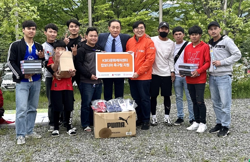 캄보디아 이주민 노동자로 구성된 꼬뿌레이 (코뿔소) 축구단