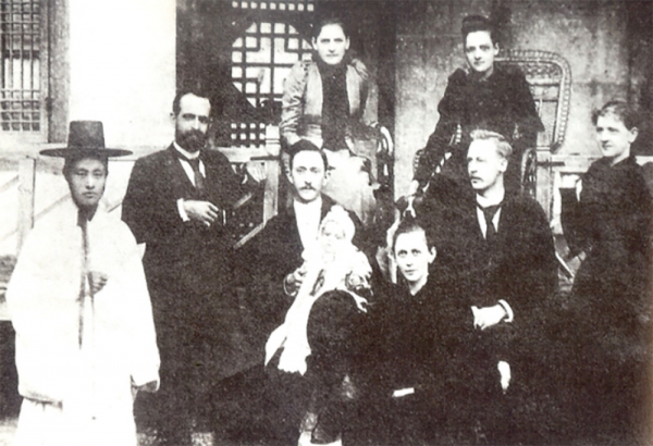 미국남장로교회 7인 선교사 사진. 레놀즈 부부(가운데 줄 오른쪽에서 두 번째), 전킨 부부, 테이트 부부, 린나 데이비스와 장인택 조사(맨 왼쪽)