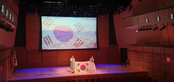 M.C 시인 이강철.심미옥 칠천만이 하나되게 하소서  태극기 퍼포먼스 낭송