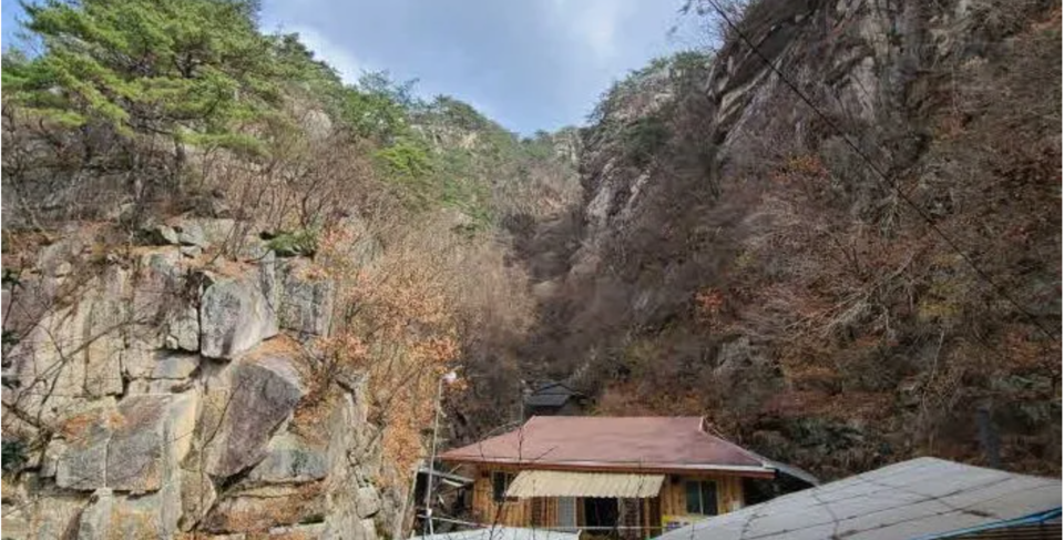 〆하산길의 운악사(사진 조성연)