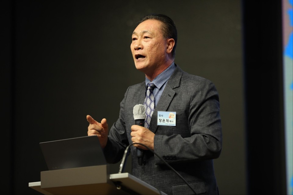 장윤제 목사는 현재까지 COS 작은도서관을 통한 교회의 자립과 부흥 세미나를 70회에 걸쳐 이끌고 있다