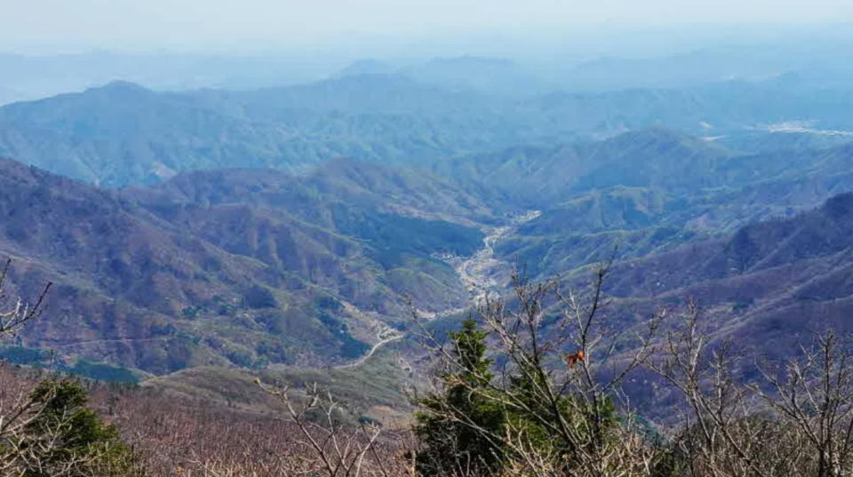 〆중봉에서 바라본 가평쪽 전경(사진 조성연)