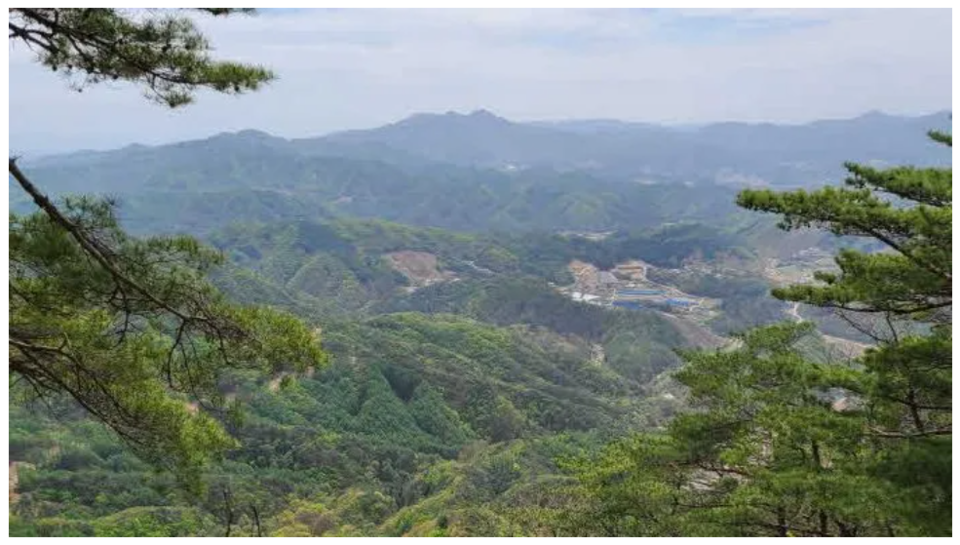 〆문바위골 등산로에서 내려다 본 전경