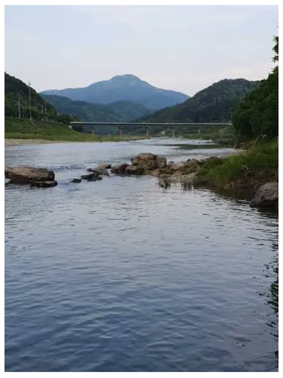 〆팔봉산 자락에서 바라본 홍천강(사진 유재성)