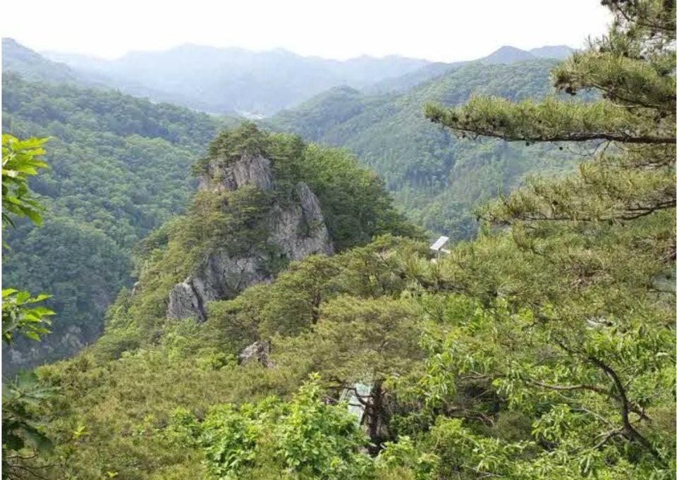 〆제7봉 능선에서 바라본 제8봉(사진 유재성)