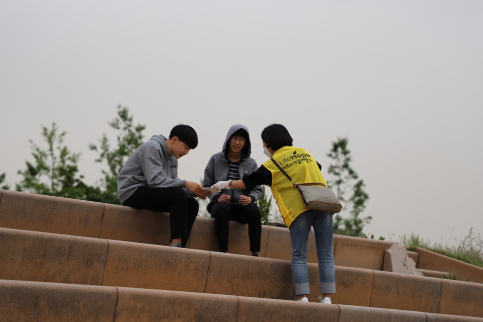 사진 : 제3회 마포대교 자살예방 캠페인 장면(사진출처 : 라이프호프 누리집)